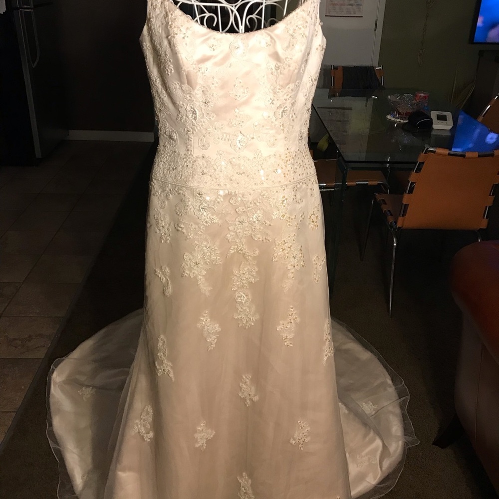 Elegant Cream Lace Wedding Dress